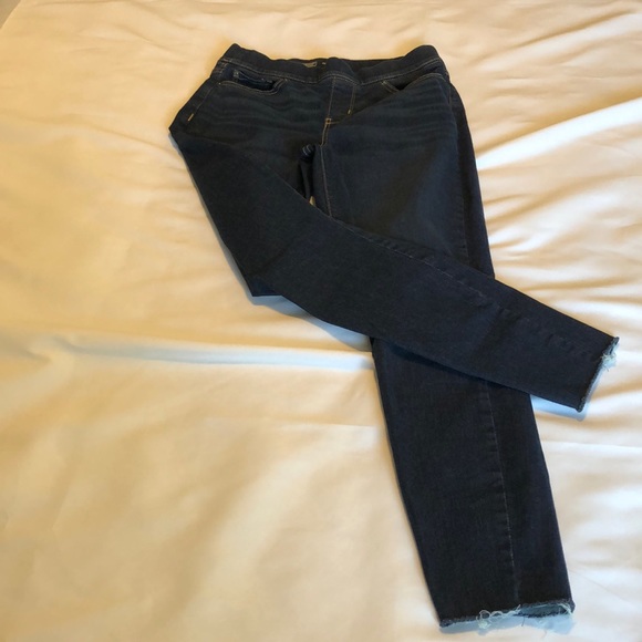 Signature by Levi Strauss Denim - Women’s size 8 signature by Levi Strauss totally slimming pull on skinny jeans